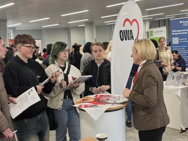 Schülerinnen und Schüler beim Beratungsgespräch